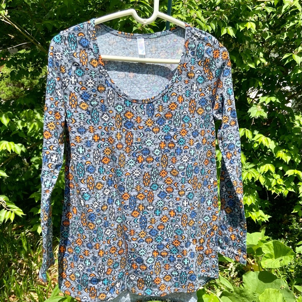 LuLaRoe Lynnae Long Sleeve Shirt Size M. EUC.